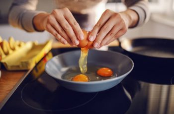 Comment casser un œuf au plat ?